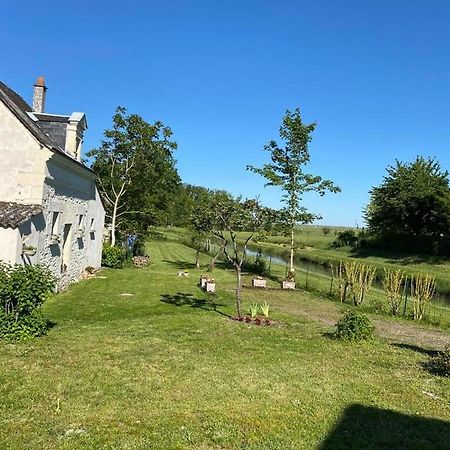 Petite maison au bord du canal Noyers-sur-Cher Extérieur photo