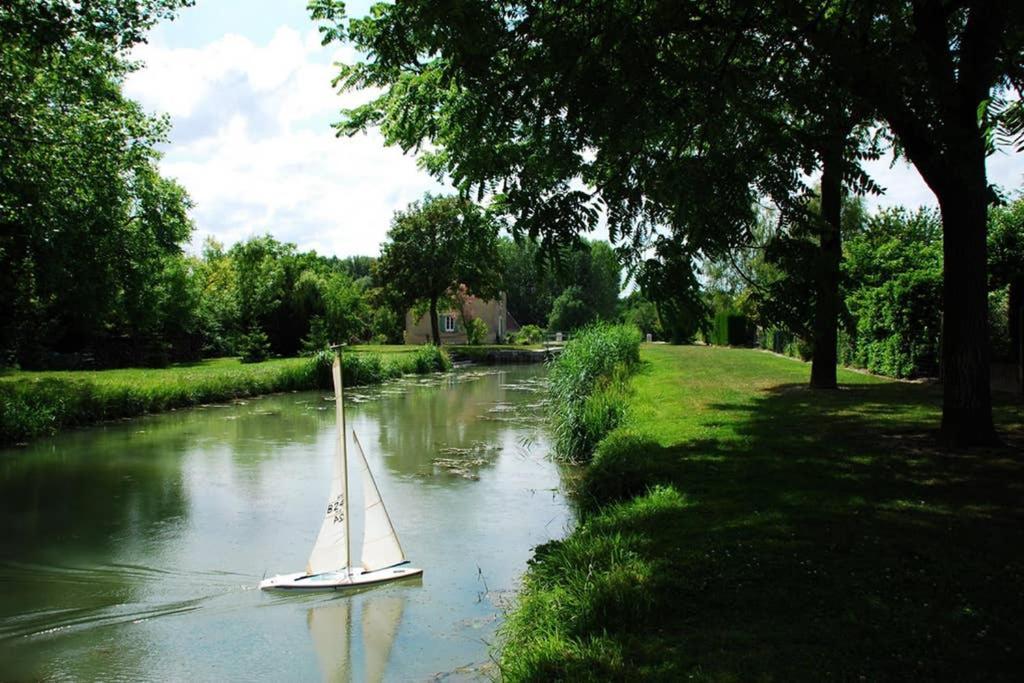 Petite maison au bord du canal Noyers-sur-Cher Extérieur photo