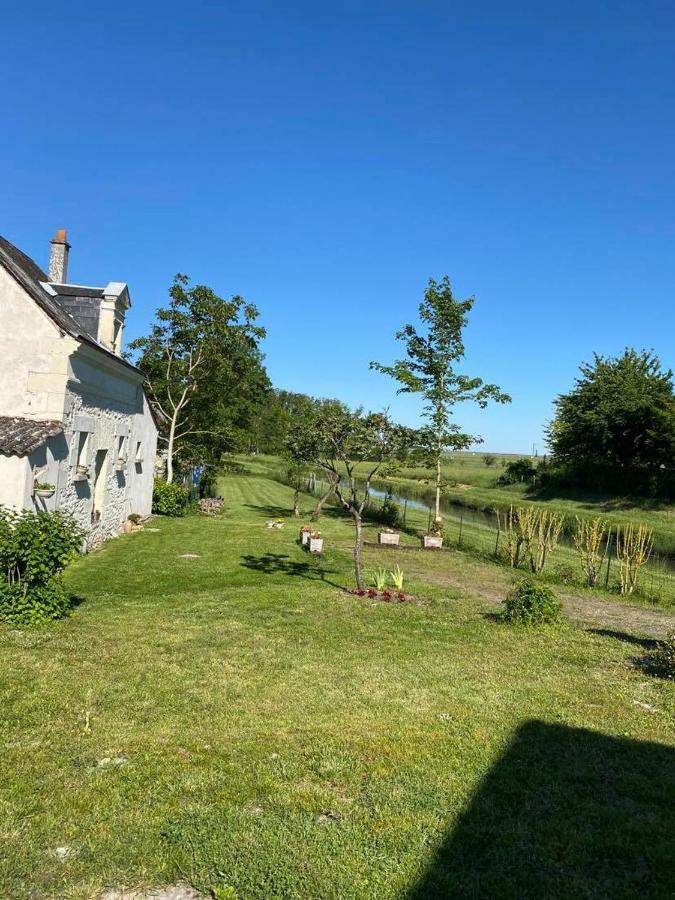 Petite maison au bord du canal Noyers-sur-Cher Extérieur photo