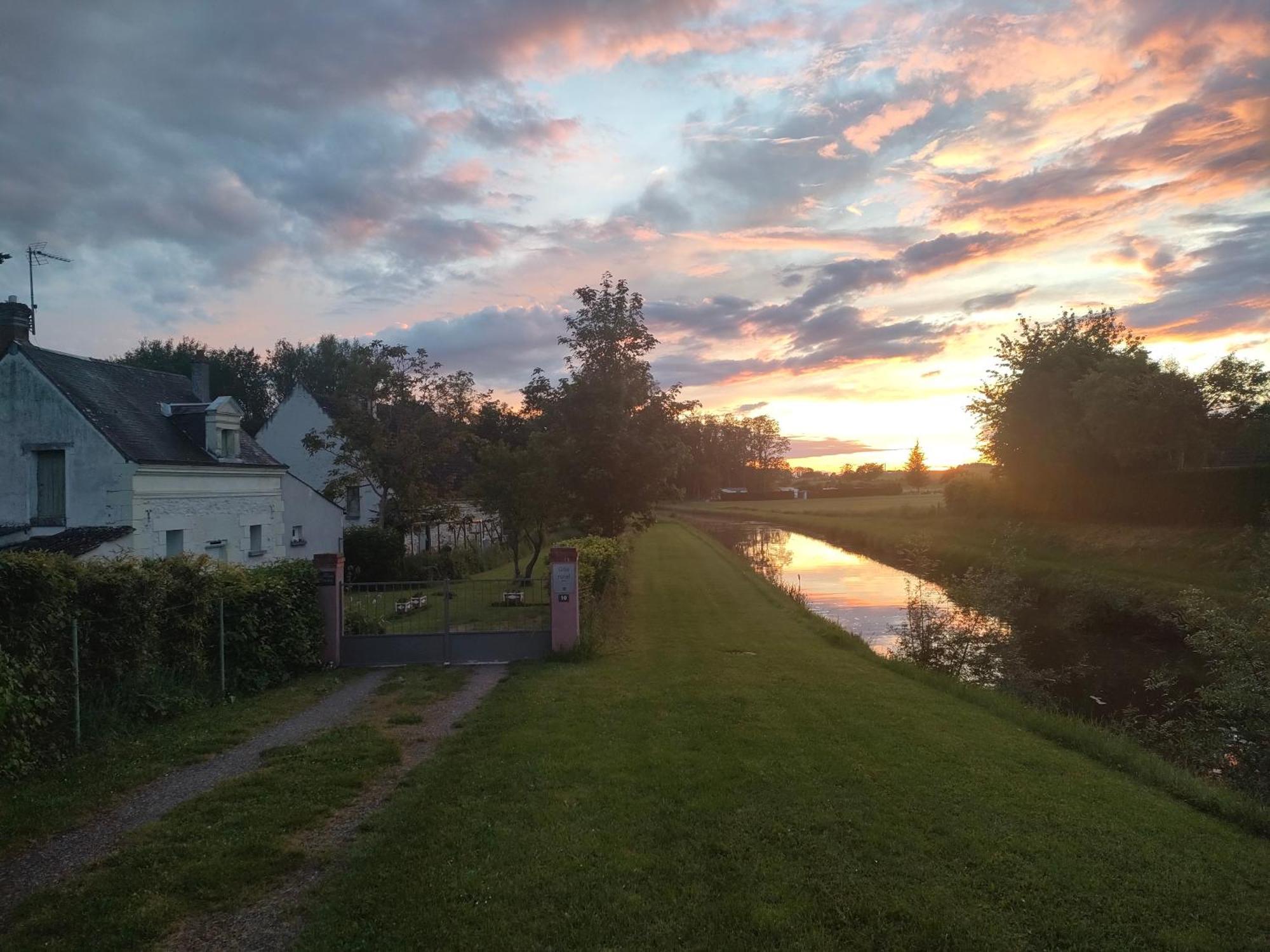 Petite maison au bord du canal Noyers-sur-Cher Extérieur photo